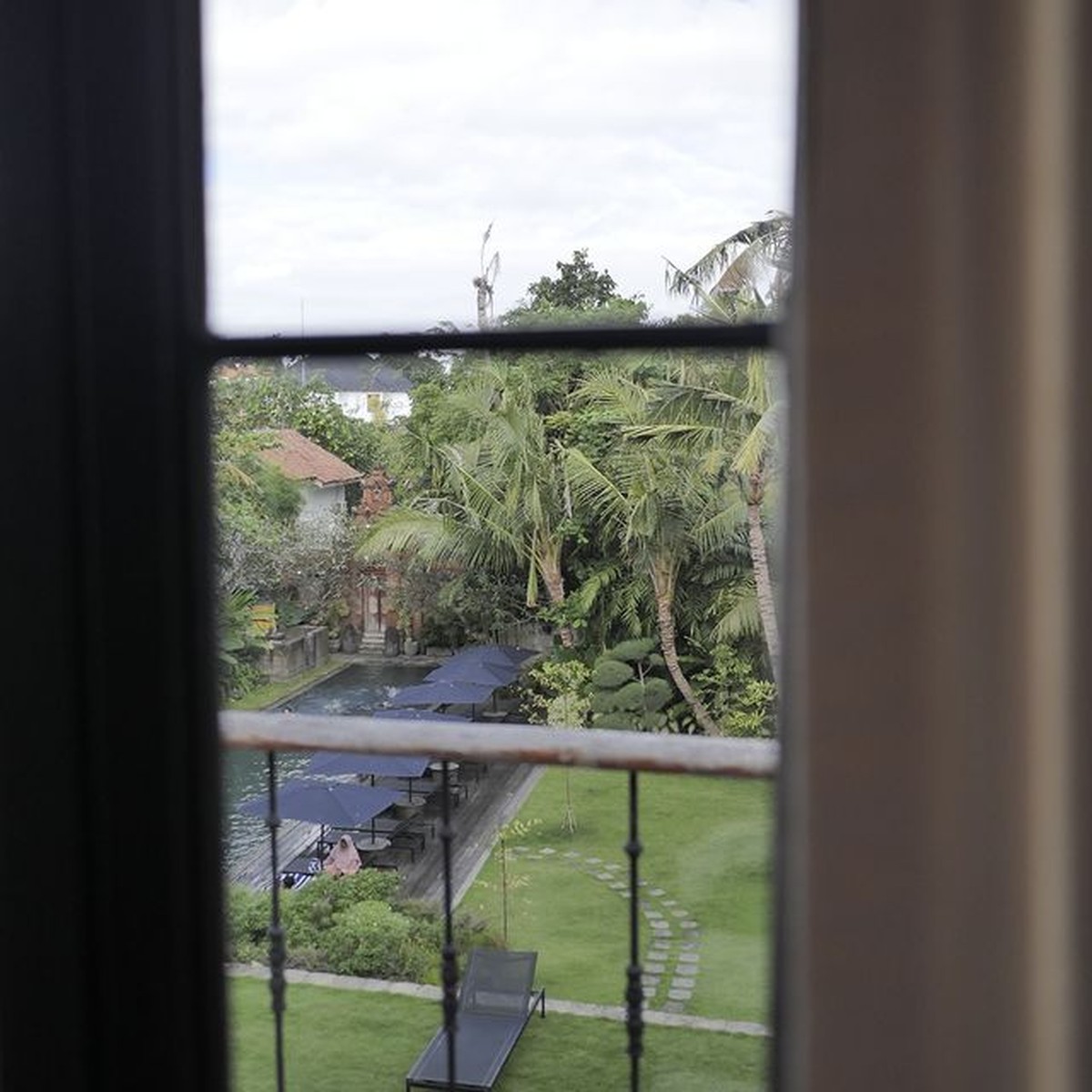 Wulan Guritno sedang menikmati waktu liburannya di Bali&period; Yuk kita intip potretnya pamer punggung mulus&excl;