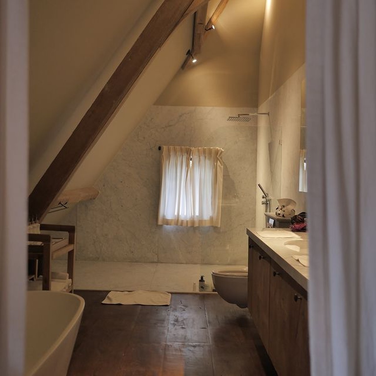 Wulan Guritno sedang menikmati waktu liburannya di Bali&period; Yuk kita intip potretnya pamer punggung mulus&excl;