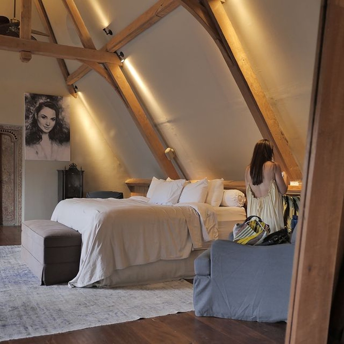 Wulan Guritno sedang menikmati waktu liburannya di Bali&period; Yuk kita intip potretnya pamer punggung mulus&excl;