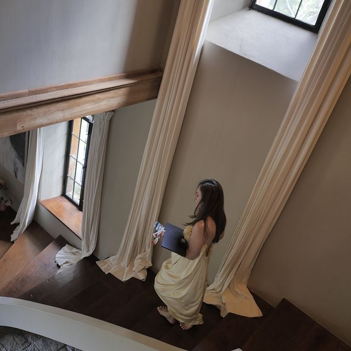 Wulan Guritno sedang menikmati waktu liburannya di Bali&period; Yuk kita intip potretnya pamer punggung mulus&excl;