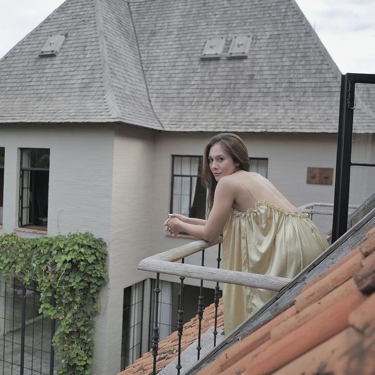 Wulan Guritno sedang menikmati waktu liburannya di Bali&period; Yuk kita intip potretnya pamer punggung mulus&excl;