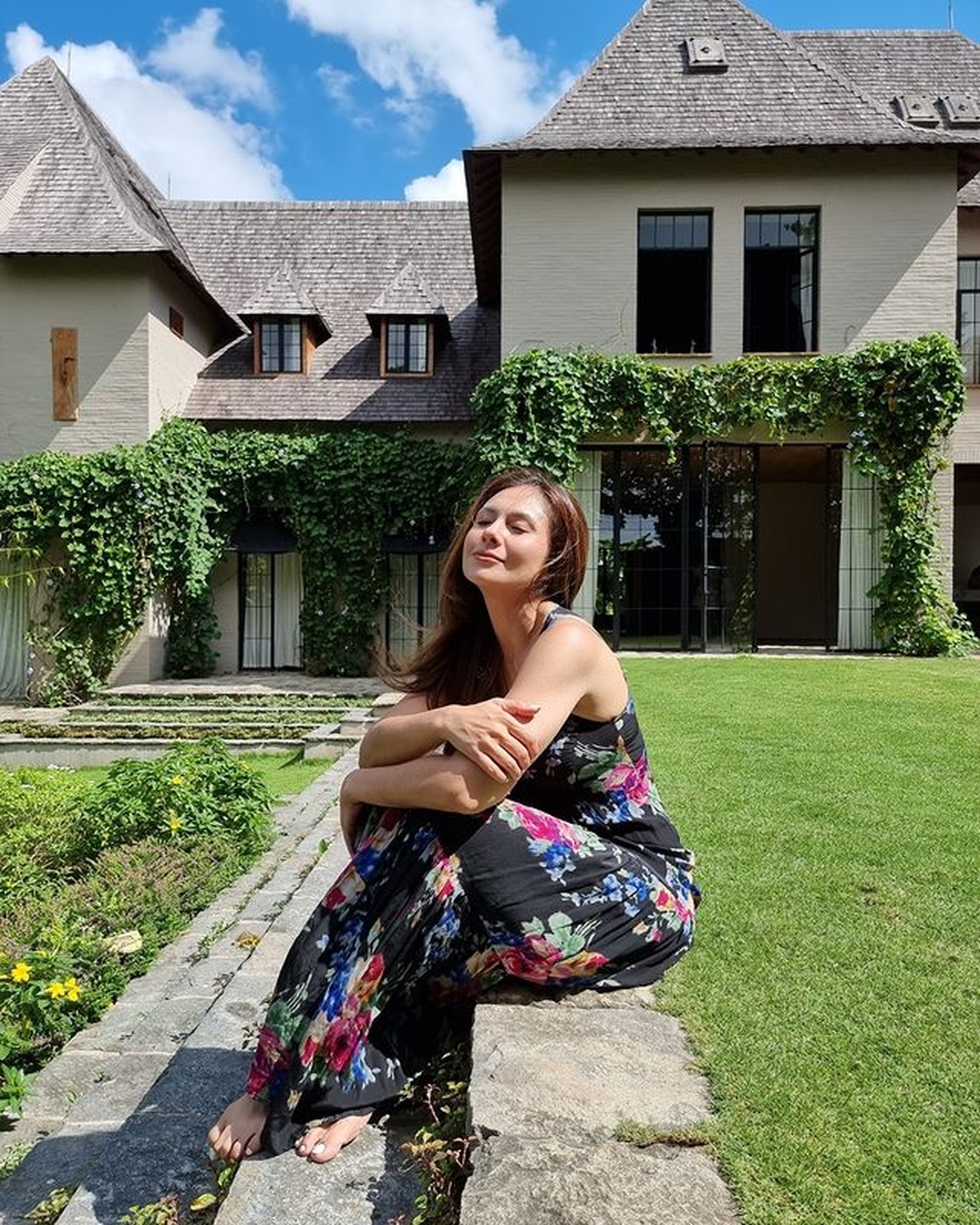 Wulan Guritno sedang menikmati waktu liburannya di Bali&period; Yuk kita intip potretnya pamer punggung mulus&excl;