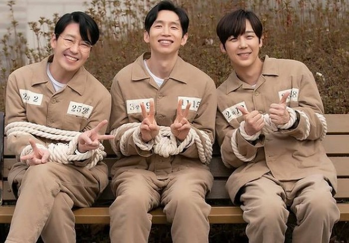 Ada saja masalah yang buat geng para ayah ini bertengkar dalam drama. Namun ternyata mereka hobi bercanda dan kompak banget di balik layar. (Foto: Instagram.com/hanjiji54)
