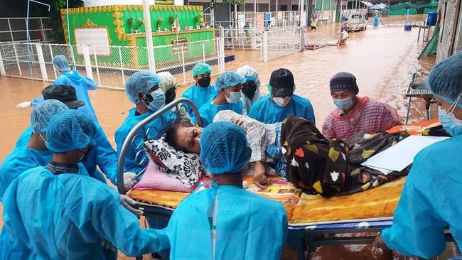 Ratusan orang mengungsi akibat banjir di tengah lonjakan kasus Covid-19 di Myanmar, negara yang juga tengah didera krisis politik akibat kudeta itu.