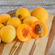 Sering Dijadikan Bahan Skincare, Intip 5 Manfaat Buah Aprikot