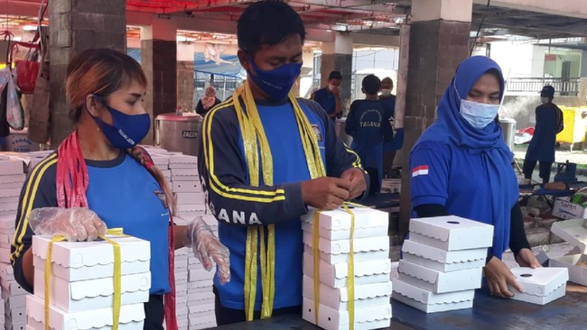 CT ARSA Foundation bersama Kemensos RI menyalurkan donasi 80 ribu paket makanan bergizi untuk tenaga kesehatan dan masyarakat terdampak pandemi.