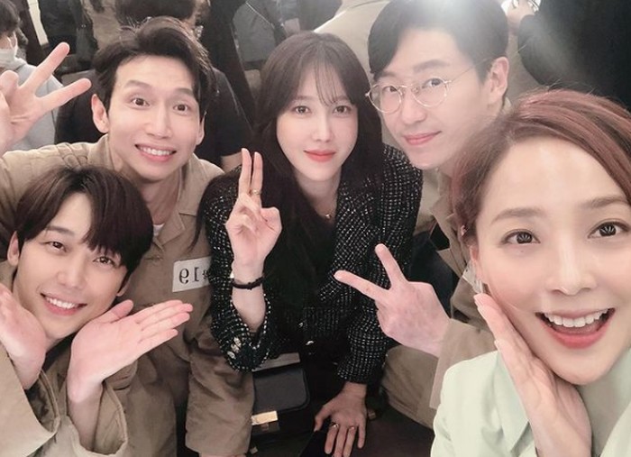 Di tengah proses sidang yang cukup menegangkan, Shim Su Ryeon tidak ragu berfoto bersama para pelaku kasus pembunuhan putrinya. Akrab banget ya mereka, Beauties? (Foto: Instagram.com/hanjiji54)