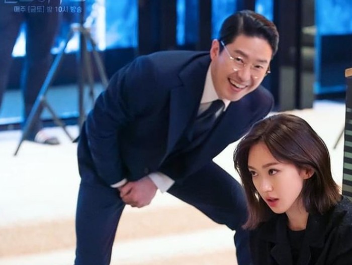 Dikenal sebagai vilain dalam drama, ternyata Joo Dan Tae punya sisi hangat dan hobi bercanda. Bahkan sifat jahilnya muncul ketika anaknya, Seok Kyung, sedang menghafal naskah. (Foto: Instagram.com/hanjiji54)