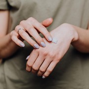 Kulit Kering Karena Hand Sanitizer, 5 Rekomendasi Hand Cream Ini Bantu Lembapkan dan Tanpa Bikin Lengket