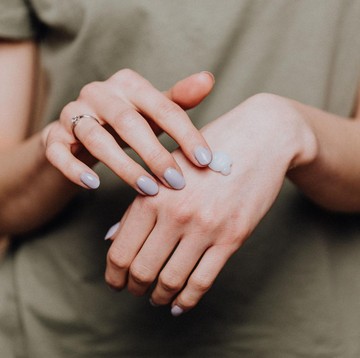 img-title Kulit Kering Karena Hand Sanitizer, 5 Rekomendasi Hand Cream Ini Bantu Lembapkan dan Tanpa Bikin Lengket
