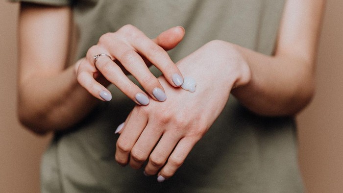Kulit Kering Karena Hand Sanitizer, 5 Rekomendasi Hand Cream Ini Bantu Lembapkan dan Tanpa Bikin Lengket