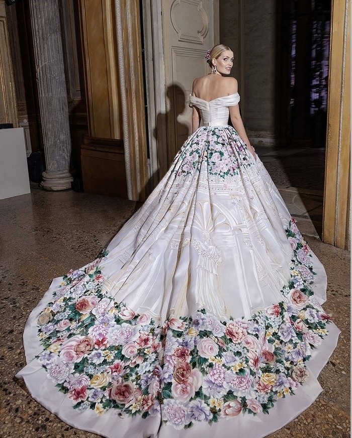 Gaun Alta Moda Dolce & Gabbana lainnya yang dikenakan merupakan desain off shoulder silk gown. Gaun tersebut semakin memukau dengan train panjang dihiasi lukisan tangan bunga dan taburan berlian. (Foto: instagram.com/kitty.spencer)
