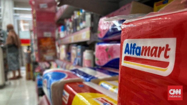 Karyawan Alfamart Sampora bernama Alif mengaku bersyukur mendapat banyak dukungan warganet selama kasus pencurian cokelat viral di media sosial.