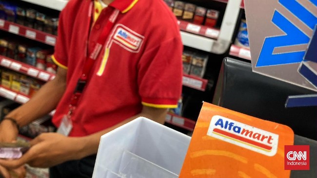 PT Sumber Alfaria Trijaya Tbk (Alfamart) mulai menjual minyak goreng kemasan dengan harga pasar di atas Rp23 ribu per liter pada Kamis (17/3).