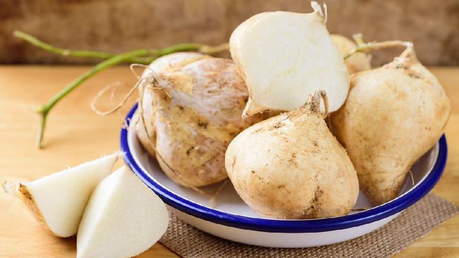 Agar kulit sehat dan cerah, pastikan menggunakan produk perawatan yang mengandung bahan pemutih kulit badan pria berikut.