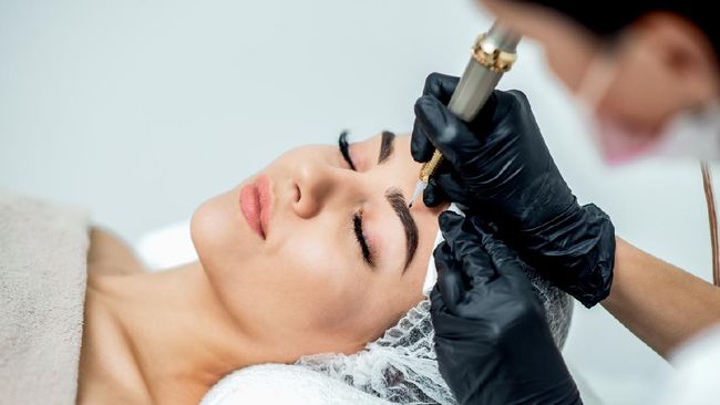 Simak 5 cara membuat alis tebal natural agar tampilan mata terkesan lebih tegas.