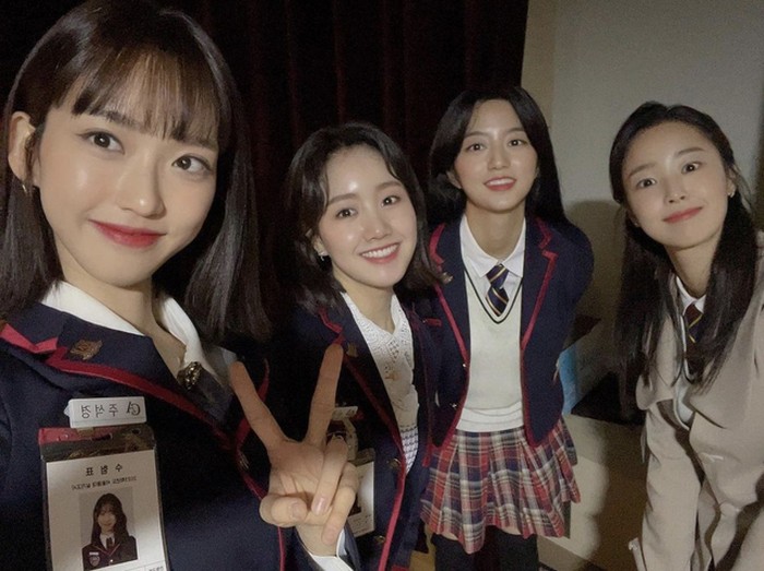 Sampai season ketiga berjalan, drama The Penthouse masih dipenuhi ketegangan. Namun ternyata, para pemainnya mampu menjalin keakraban. Joo Seok Kyung, Yoo Jeni, Bae Rona, dan Ha Eun Byeol selalu jadi saingan selama di sekolah. Ternyata mereka sempat mengabadikan momen bersama ketika mengikuti tes ujian masuk universitas. (Foto: Instagram.com/hanjiji54)
