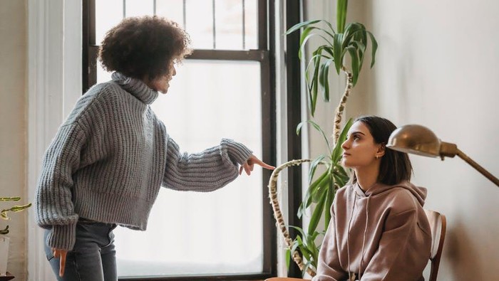Lho, Kok Emosi? Begini Cara Hadapi Teman Kantor yang Emosian Tanpa Perlu 