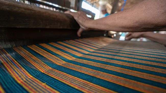 Berbekal pola dan warna yang variatif, wastra nusantara bisa jadi pilihan bahkan andalan untuk dikenakan dalam berbagai suasana.