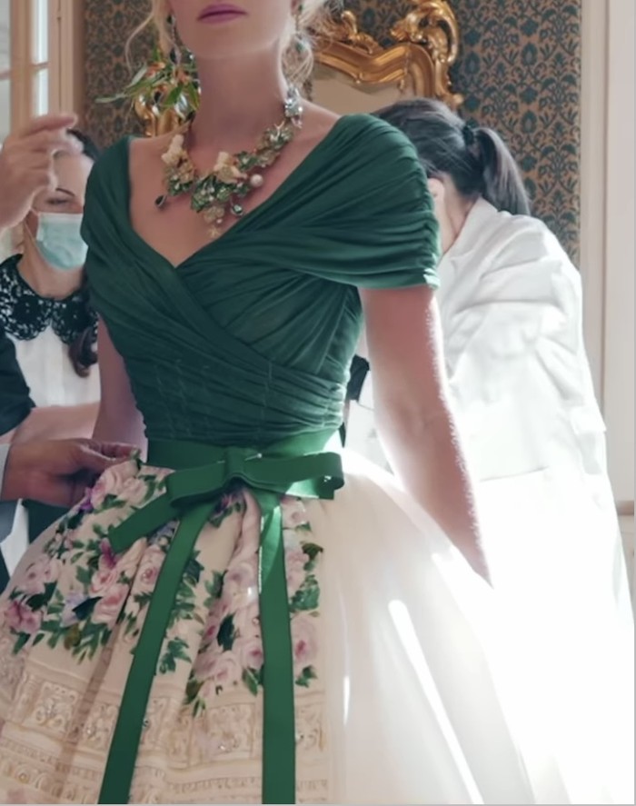 Kitty berbalut gaun putih hijau dengan detil bunga dan pita yang mempercantik penampilannya. Dolce & Gabbana juga merupakan rumah mode di mana Kitty debut sebagai model catwalk pada tahun 2017 lalu. (Foto: instagram.com/kitty.spencer)