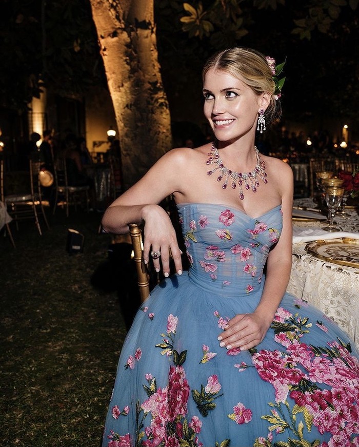 Kitty Spencer mengenakan gaun tulle bernuansa biru muda dengan motif bordir bunga berwarna pink. Gaun ini juga dilengkapi dengan cape berwarna senada yang dibordir bunga dengan teknik cross-stitched. Penampilan Kitty Spencer dihari bahagianya ini cantik sekali ya, Beauties! (Foto: instagram.com/kitty.spencer)