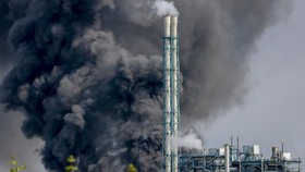 FOTO: Langit Kelabu Jerman Disergap Abu Ledakan Pabrik Kimia