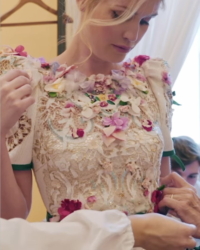 Memesan lima gaun berbeda, Kitty Spencer yang merupakan keponakan dari Putri Diana ini tampak cantik di setiap fitting bajunya. Gaun-gaun tersebut dibuat oleh duo perancang busana Domenico dan Stefano. (Foto: instagram.com/kitty.spencer)