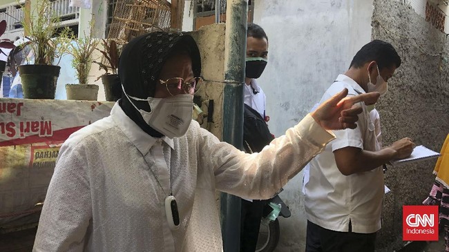 Risma juga heran atas tindakan pendamping KPM yang meminta kartu bansos beserta kartu dan pin ATM milik warga.