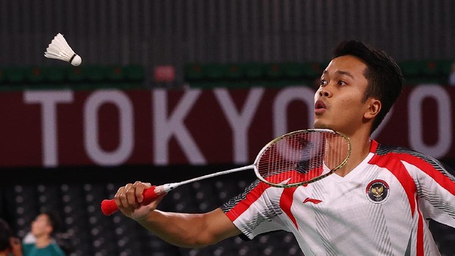 Anthony Sinisuka Ginting membukukan kemenangan 21-12 dan 21-10 atas wakil Rusia, Sergey Sirant, dalam laga Grup J Olimpiade Tokyo 2020