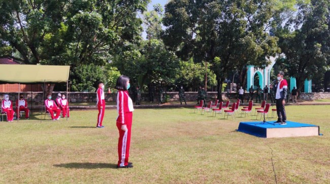 Calon Paskibraka asal Sulbar gagak karena dinyatakan positif Covid berdasarkan tes. Pihak keluarga tak terima, sehingga terjadi keributan.