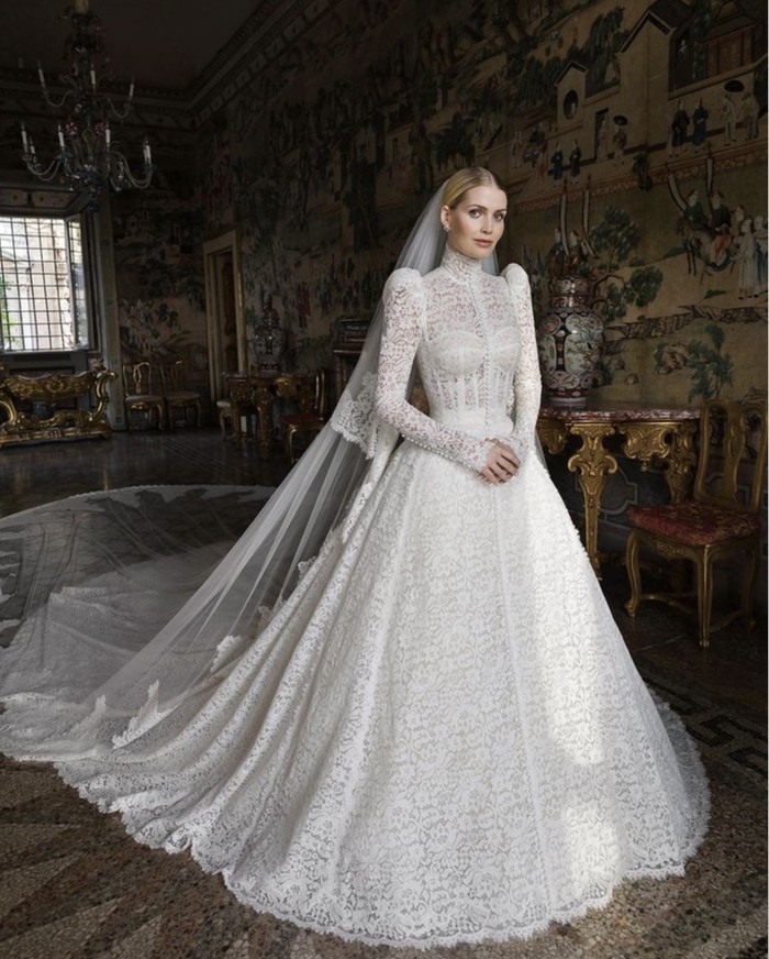 Perempuan berusia 30 tahun, Kitty Spencer, menggandeng rumah mode Dolce & Gabbana untuk membuat gaun eksklusif di hari spesialnya. Kitty tampak mengenakan gaun lace putih dengan train panjang yang fantastis. (Foto: instagram.com/kitty.spencer)