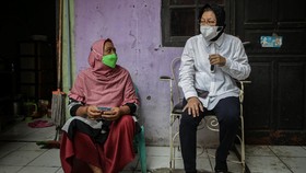 Blusukan Menteri Risma dan Sengkarut Bansos di Daerah