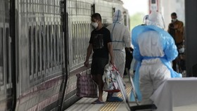 FOTO: Pasien Covid Thailand Diangkut Kereta Pulang Kampung