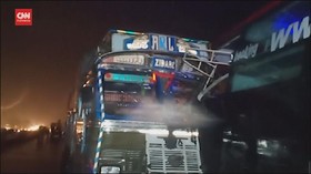 VIDEO: Truk Tabrak Bus Mogok, 18 Orang Tewas