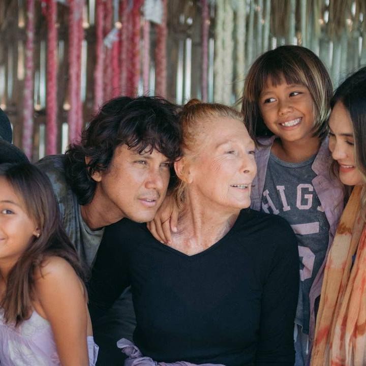 <p>Kini, kakak Luna Maya tersebut melatih peselancar Rio Waida yang mewakili Indonesia di Jepang dalam ajang olahraga 4 tahunan tersebut. (Foto: Instagram @lunamaya)</p>