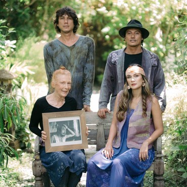 Jadi Wali Nikah Gantikan Mendiang Ayah, 7 Potret Dua Kakak Luna Maya Jarang Tersorot