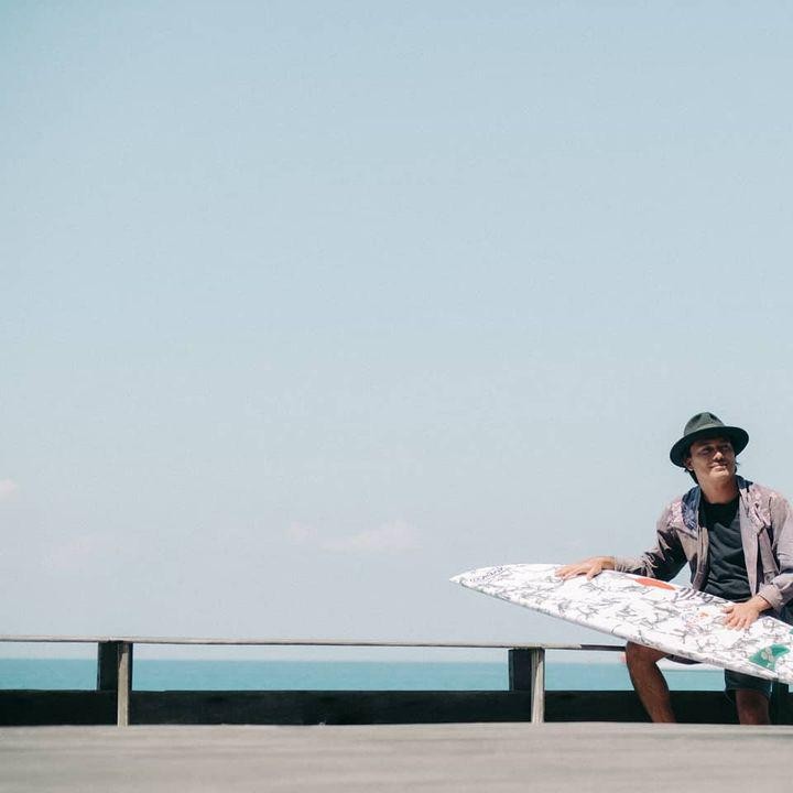 <p>Selama berkarier sebagai atlet selancar, Tipi Jabrik sudah menjuarai beberapa kompetisi, termasuk Quicksilver Thailand 2010.  (Foto: Instagram @lunamaya)</p>