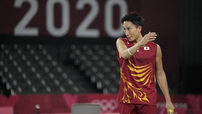 Simbolisme di Balik Ciuman Logo Jepang yang Dilakukan Kento Momota Pasca Kemenangan