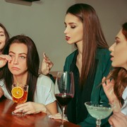 Bikin Hidup Lebih Tenang, Ini 5 Manfaat Menerapkan Friendship Decluttering alias 'Pilih-pilih Teman'