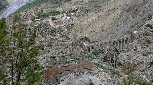 Jalur kereta api Trans-Iran yang menghubungkan Laut Kaspia dengan Teluk Persia berhasil masuk Daftar Situs Warisan Dunia UNESCO pada tahun ini.