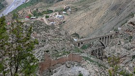 Usaha Iran 'Memotong Gunung' Demi Jalur Kereta Trans-Iran