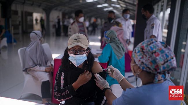 Survei: 45,7 Persen Warga Masih Takut Divaksin Covid-19 Survei Median menunjukkan kebanyakan warga masih takut efek samping vaksin hingga takut meninggal dunia usai divaksin Covid-19.