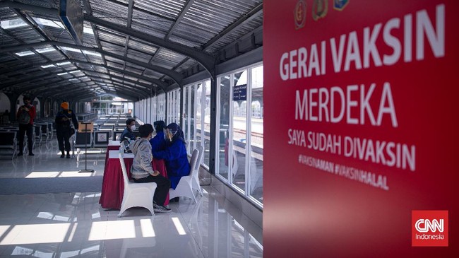 Polisi menyebut gerai vaksin Covid-19 semakin sepi sehingga dilakukan pemasangan stiker di rumah-rumah yang belum menerimanya.