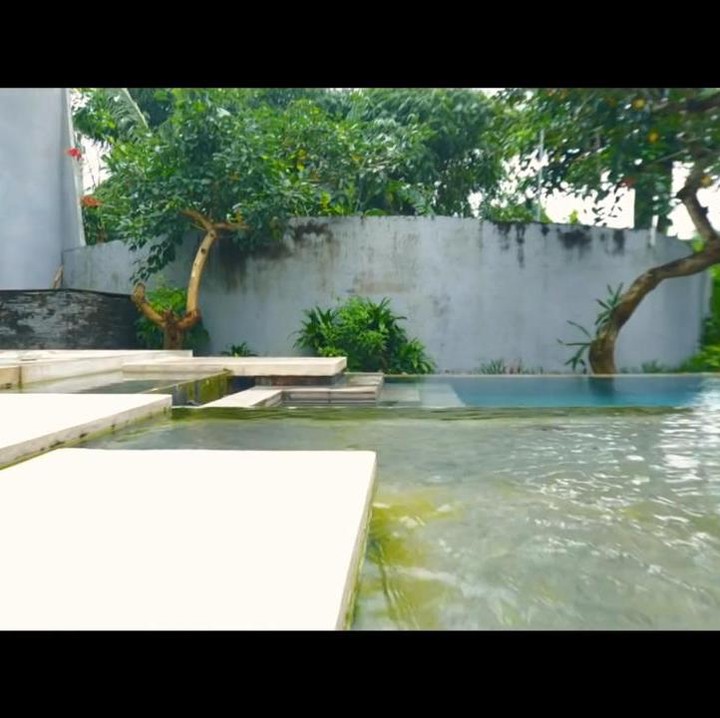 <p>Saat memasuki gerbang villa, Bunda akan disambut dengan genangan-genangan air yang mengelilingi villa. Menurut Rossa, villa yang penuh dengan air ini adalah hal yang sangat ia sukai. (Foto: YouTube Rossa Official)</p>