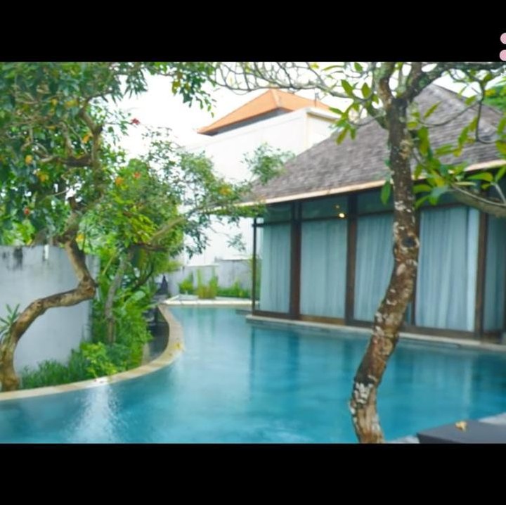 <p>Kolam renang pada villa juga sangat besar dan luas, Bunda. Mulai dari area masuk hingga ujung villa. Keren banget, ya! (Foto: YouTube Rossa Official)</p>