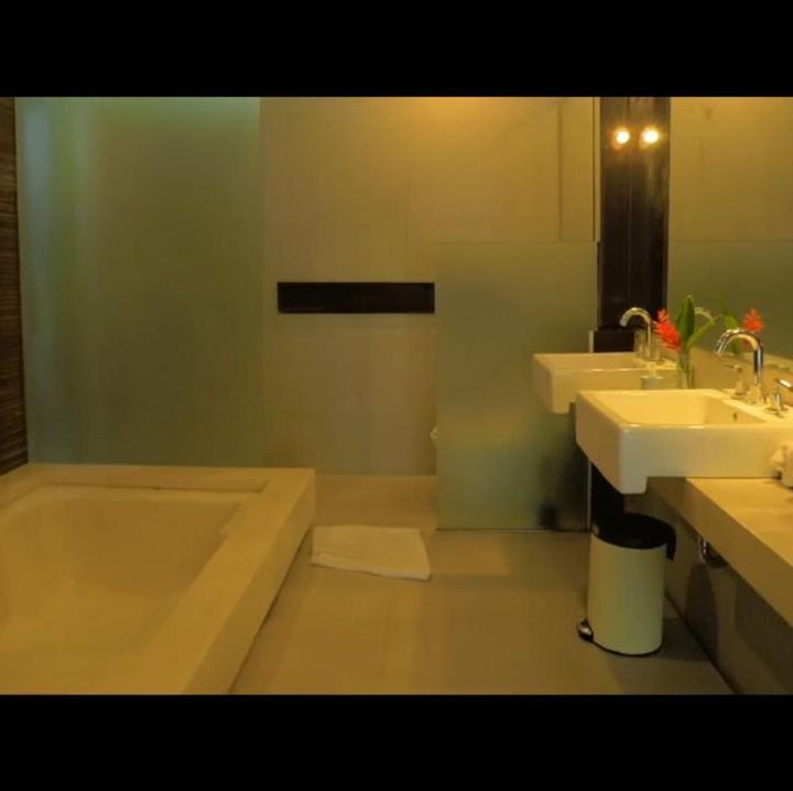 <p>Kamar mandi di dalam kamar Rossa juga sangat luas, Bunda. Di dalamnya terdapat sebuah <em>bath tub</em>, wastafel, dan kaca yang besar. (Foto: YouTube Rossa Official)</p>
