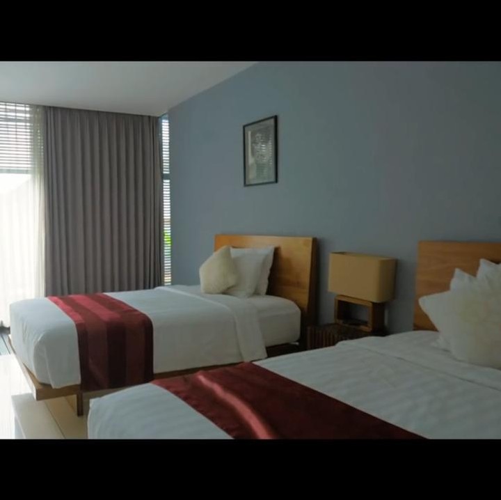 <p>Dalam villa juga terdapat beberapa kamar tamu nih, Bunda. Salah satunya adalah kamar tamu dengan dua <em>single bed</em> ini. (Foto: YouTube Rossa Official)</p>