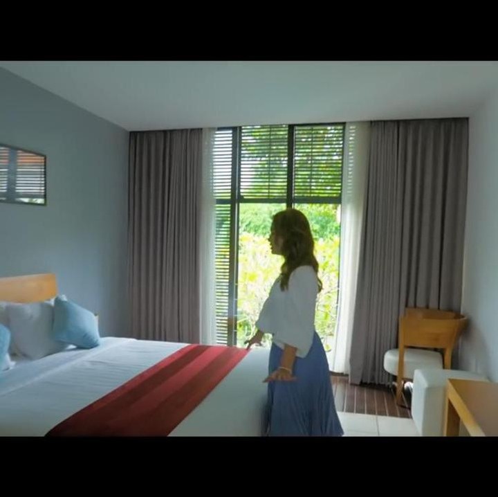 <p>Untuk tamu yang sudah menikah, Rossa juga menyiapkan kamar khusus nih, Bunda. Ada kamar tamu dengan satu <em>queen bed</em> yang luas. (Foto: YouTube Rossa Official)</p>