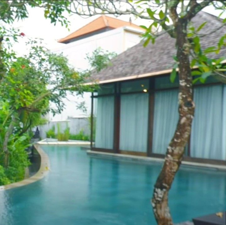 <p>Selanjutnya properti milik penyanyi Rossa, nih. Bunda satu orang anak ini mempunyai sebuah vila dengan kolam renang yang sangat besar dan luas. Keren, ya? (Foto: YouTube Rossa Official)</p>
