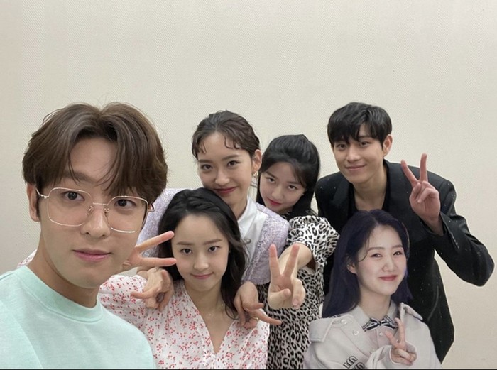 Waktunya anak-anak geng Hera Palace hangout bareng, nih! Lucunya, Ha Eun Byeol sampai mengedit foto Yoo Jeni yang sedang absen agar mereka tampil full member. (Foto: Instagram.com/hanjiji54)